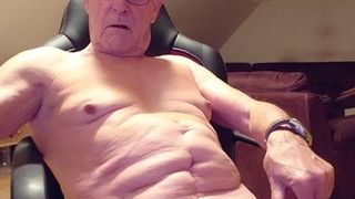 Дед гомосек дрочит свой писюн искусственным анусом и вставляет в уретру шпажку