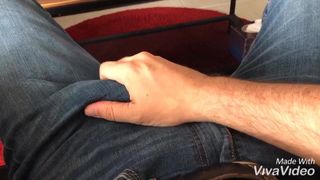 Мужик дрочит перед компьютером хуй и кончает себе на штаны