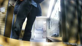 Скрытая камера в раздевалке засняла голых мужиков после душа