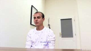 Собеседование для пассивного гея закончилось минетом и еблей на полу в пердак