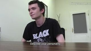 Собеседование милого парня с дрочкой и минетом на полу и трахом в жопу  на столе